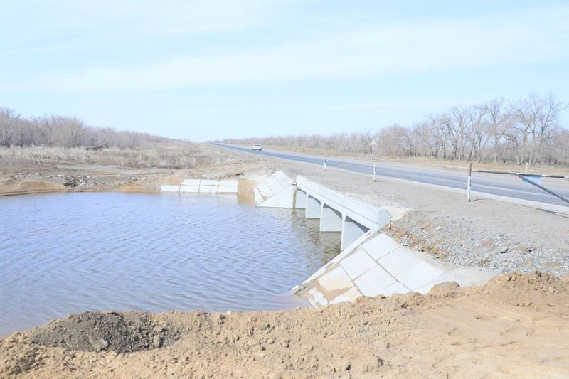 Новая плотина сдержала большой поток воды в Актюбинской области
