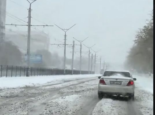 Зима пришла внезапно: Павлодар засыпало снегом