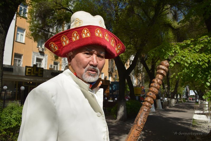 За что экс-кандидат в президенты напал на алматинку? Дочь пострадавшей рассказала подробности