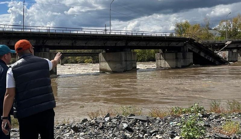 Часть автомобильного моста рухнула в Усть-Каменогорске