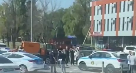 В Алматы мопедистка погибла в аварии с бетономешалкой