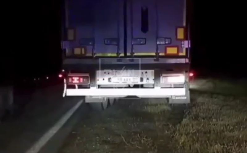 Глупо спалился: В Костанае пьяный водитель с 30 тоннами техники гонял по трассе