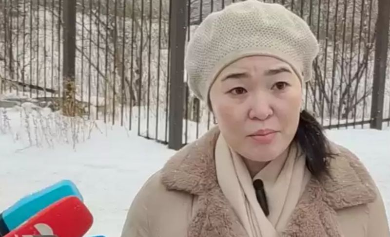 Наказать виновных требует супруга педагога, упавшего во время украшения ёлки в Семее