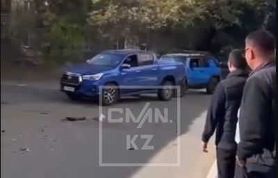 В Уральске мужчины на внедорожниках протаранили друг друга