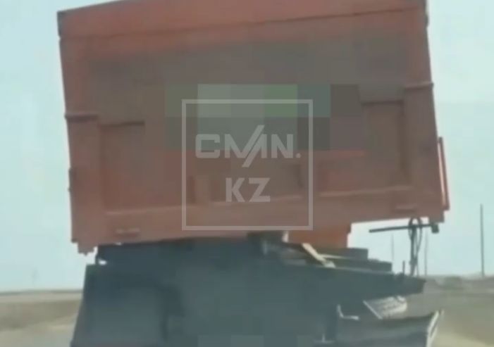 КамАЗ на трёх колёсах: водитель из Акмолинской области устроил опасный манёвр