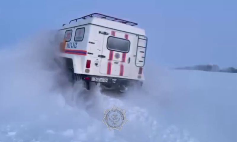 Снежные хроники: В МЧС рассказали, к кому на помощь выезжали в минувшие сутки