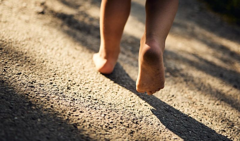 Трёхлетний ребёнок прошёл босиком три километра в поисках мамы