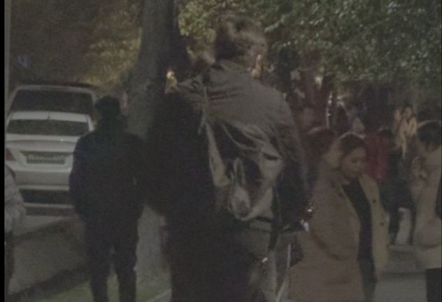 В Алматы самокатчик сбил ребёнка на глазах прохожих