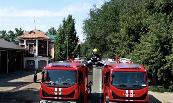 Шпагат как у Ван Дамма: пожарный из Уральска повторил легендарный трюк между двумя машинами