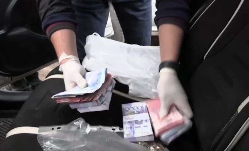 ШҚО-да ер адам пәтерге кіріп, 10 миллион теңгеге ақша мен алтын зергерлік бұйымдарды ұрлап кетті