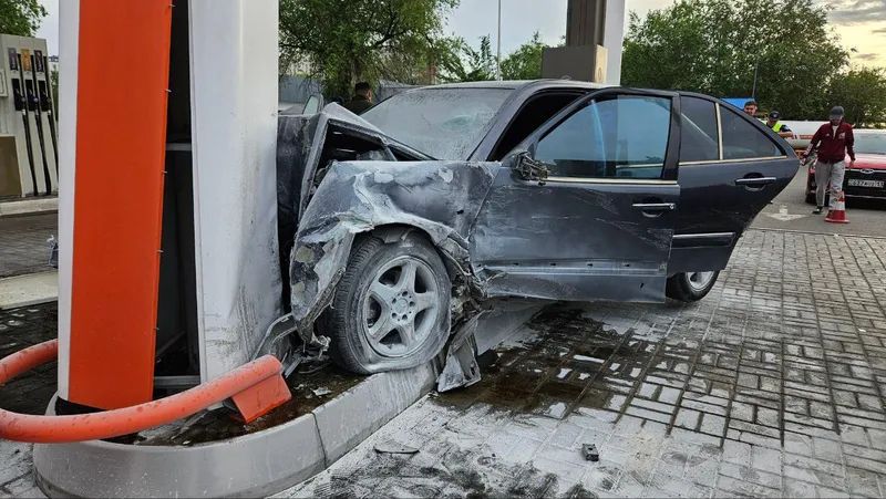 Жуткое ДТП в Алматы: Mercedes протаранил АЗС и смялся о колонку