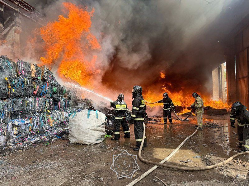 В Астане горит склад: пожарные работают по повышенному рангу