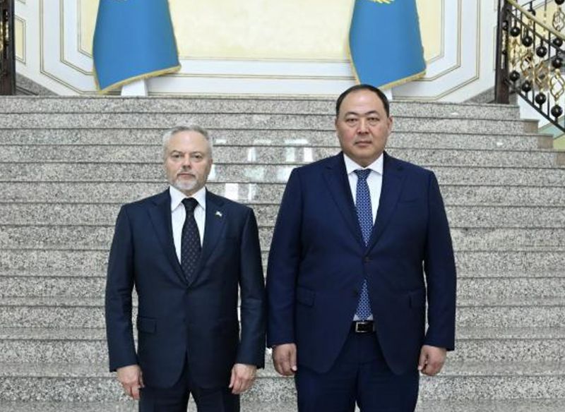 Новый посол Украины в Казахстане вручил представителю казахстанского МИДа верительные грамоты