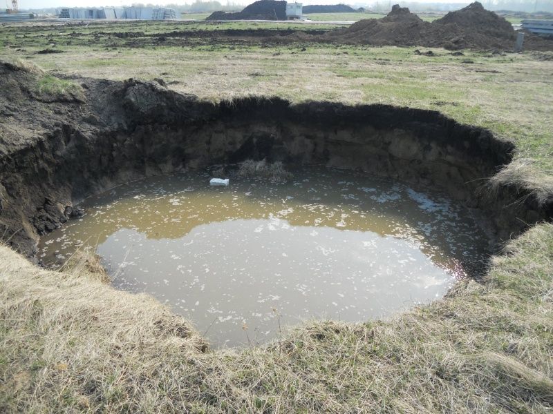 Первоклассник утонул в неогороженной яме с водой в одном из микрорайонов Шымкента