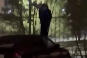 Думал, что батут: пьяный астанчанин прыгал на чужой Mazda и разбил ее