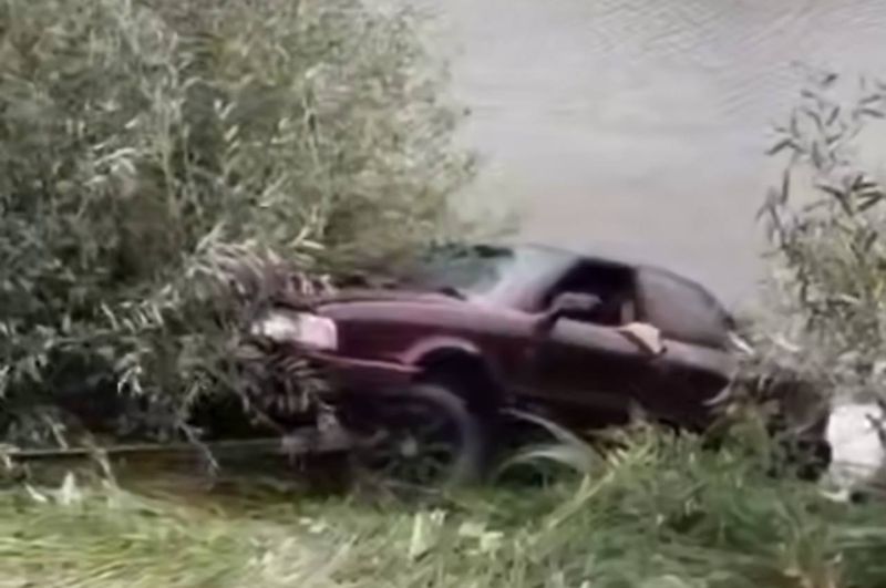 Забыл про ручной тормоз: в реке Есиль утонул автомобиль
