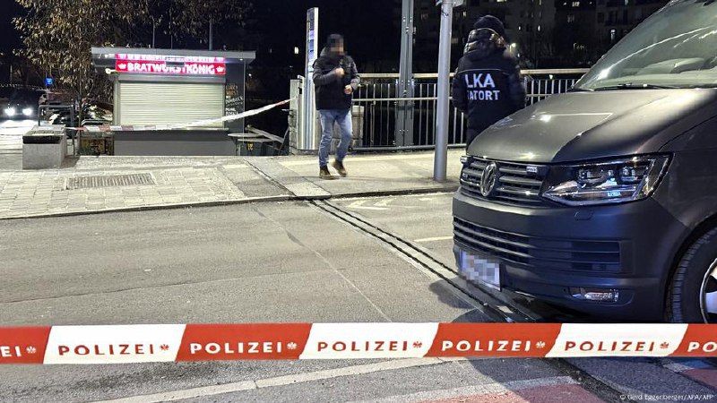 С ножом на прохожих кидался на улицах города Австрии неизвестный, убит подросток