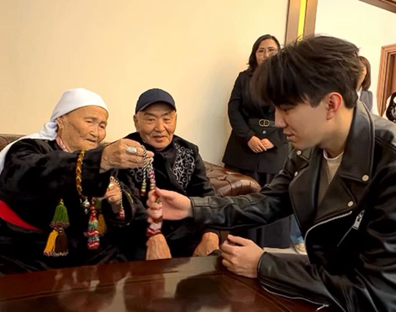 Специально для Димаша: 87-летняя бабушка из Мангистау подарила певцу шашак