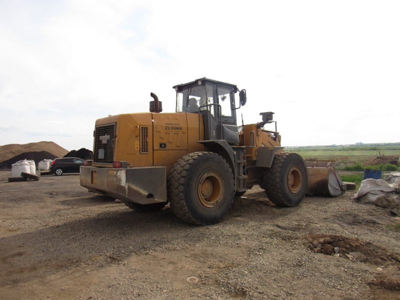 Мужчину раздавило под колесами трактора-погрузчика в селе Акмолинской области