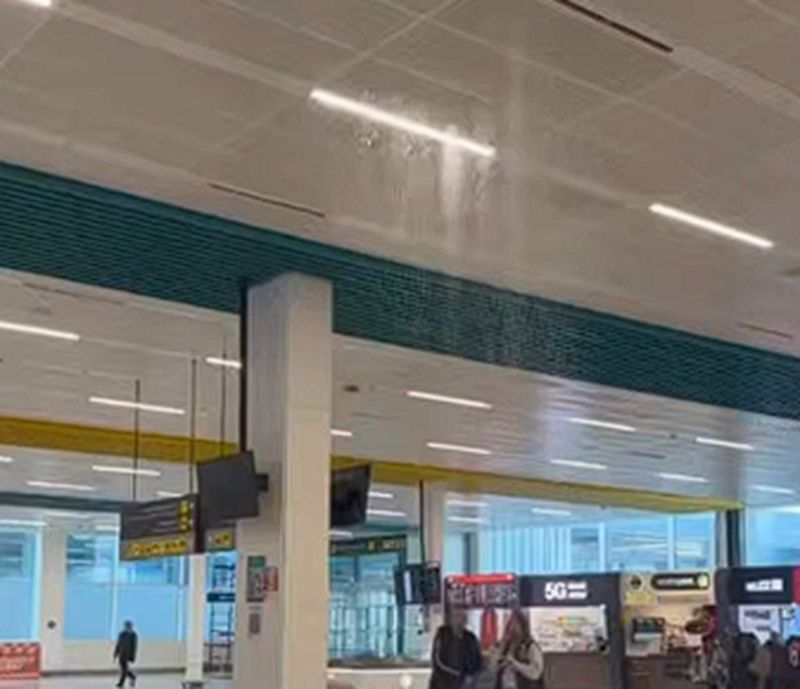 Вода с потолка: трубопровод прорвало в аэропорту Алматы
