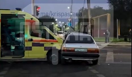 В Алматы скорая помощь протаранила Audi: пострадали два человека