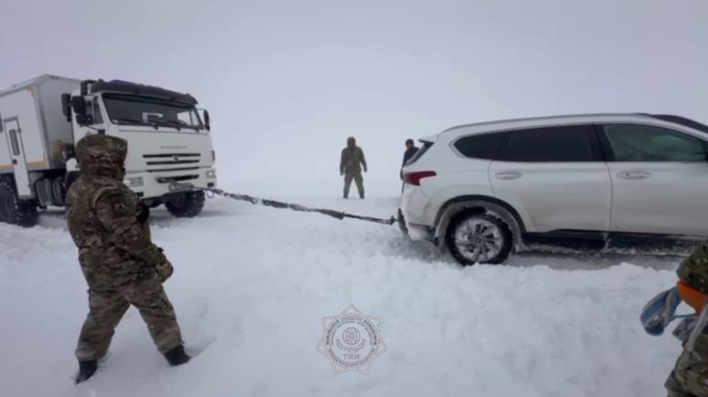 Павлодар засыпало снегом: полиция ограничила выезд на трассы