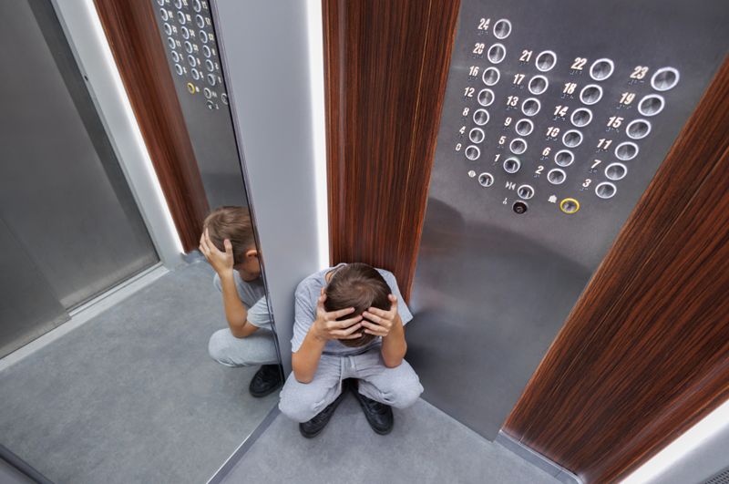 В Кызылорде вскрыли кабину, чтобы вытащить подростка, застрявшего в лифте