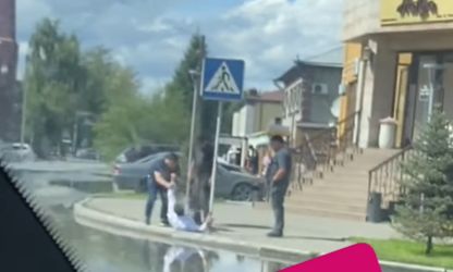 Мужчину избили и ранили ножом в центре Семея напротив здания полиции