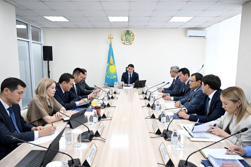 Разрытые дороги и проблемы с освещением: аким Алматы поручил подрядчикам ускорить работы