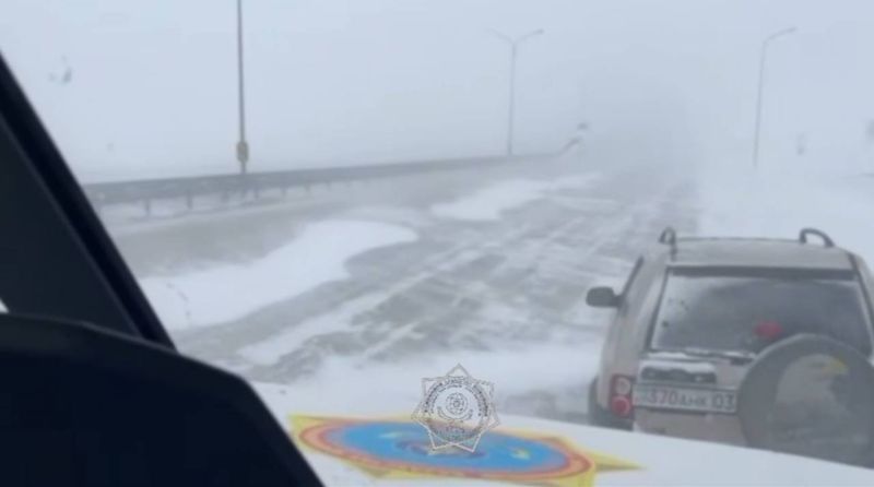 Спасатели вызволили застрявшую на трассе семью с ребёнком в Карагандинской области