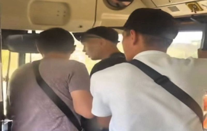 Пассажир ударил водителя автобуса во время движения в Семее — полиция ищет дебошира