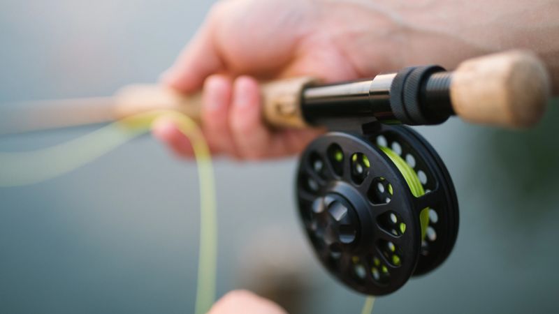 Автомобиль с рыбаками завис над обрывом в Актобе