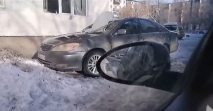 Глыба льда упала на машину в Темиртау: владелец авто обратился в полицию