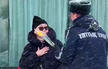 Военнослужащие Нацгвардии напугали столичных женщин необычным поздравлением