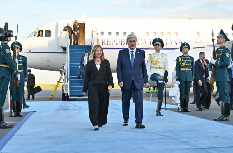 Токаев встретил в аэропорту премьер-министра Италии Джорджу Мелони