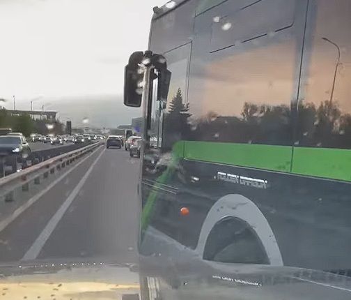 Подрезал, показал "фак" и повредил машину: водителя алматинского автобуса наказали за мелкое хулиганство