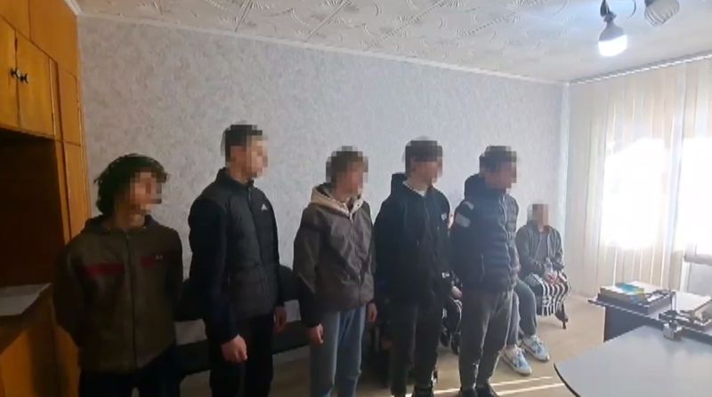 Плевали в лицо и пинали по голове: в Темиртау подростков задержали за издевательства над пенсионером