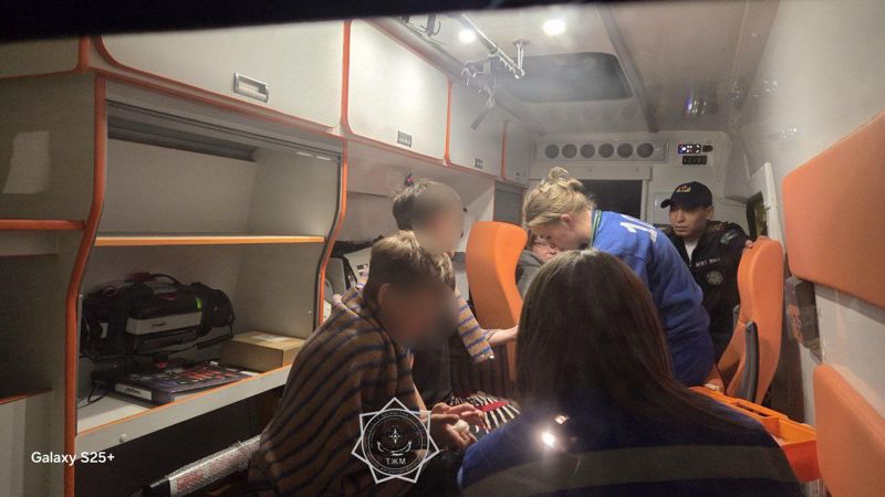 В Акмолинской области детей ночью унесло ветром на катамаране