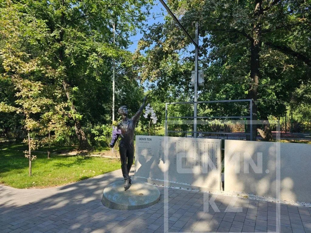 Денис Тен памятник