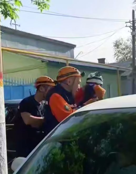 В Кызылорде маленький ребёнок оказался заблокированным в автомобиле