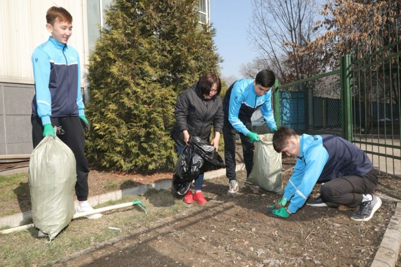 Олимпийские призеры занимались уборкой в Алматы