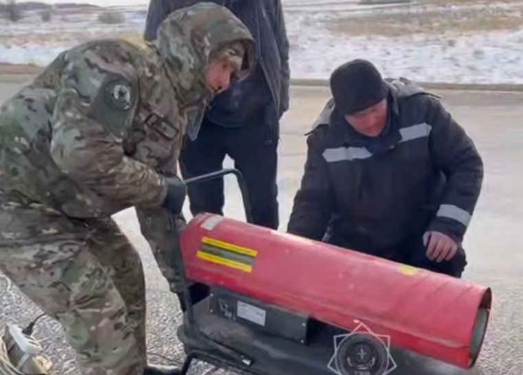 Замерз дизель: полный автобус иностранцев застрял на трассе в Костанайской области