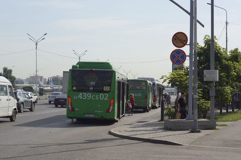 В Караганде автобус врезался в припаркованные машины, есть пострадавшие