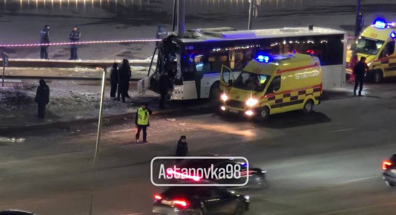 В Астане пассажирский автобус врезался в столб
