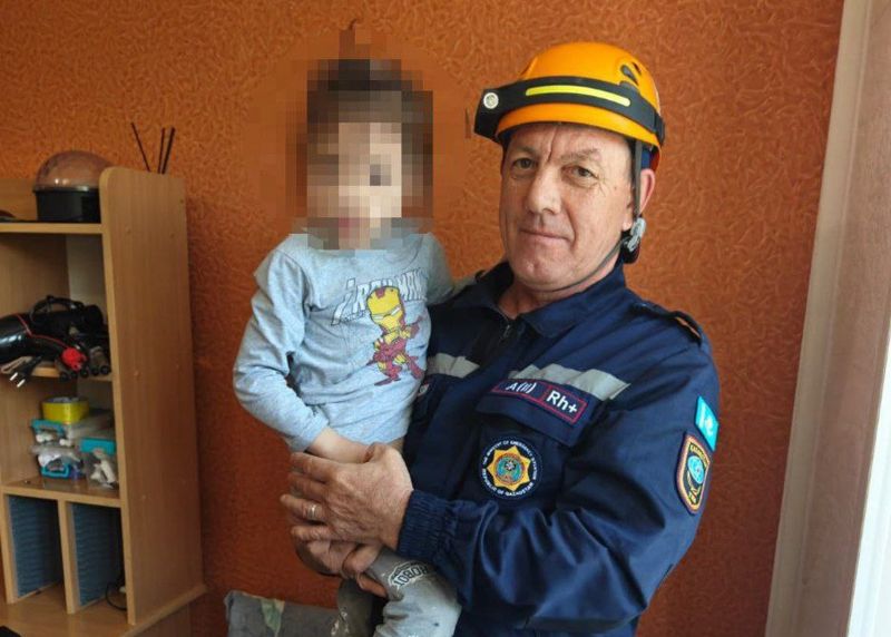 4-летняя девочка осталась одна дома и едва не выпала из окна в Павлодаре