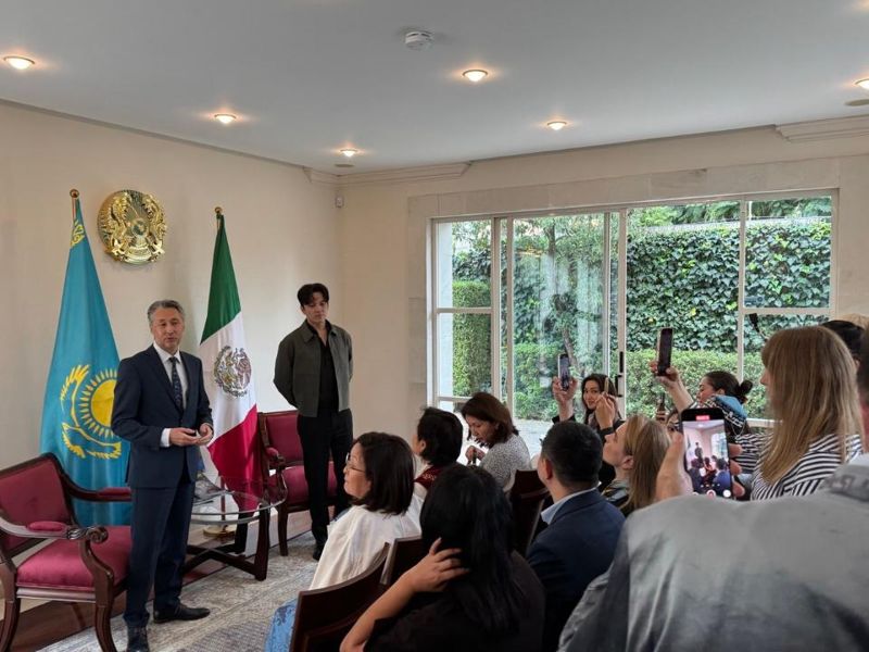 Димаш в Мексике перерезал путы ребёнку и сыграл в тогызкумалак