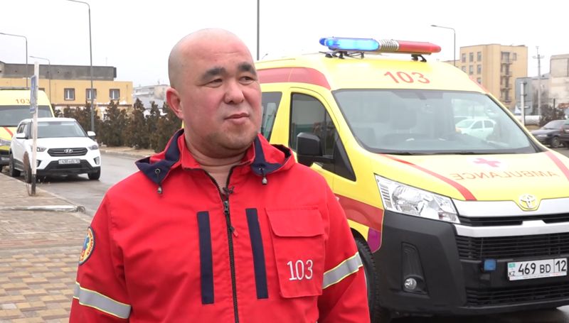 Фельдшер, который первым оказался на месте крушения самолёта в Актау, рассказал о спасении людей