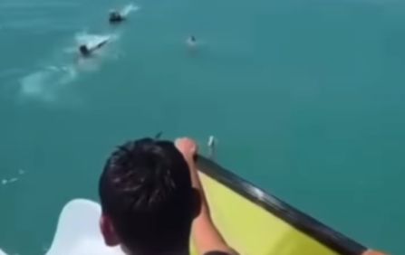 Подросток спрыгнул с катера и утонул на глазах отдыхающих на Алаколе