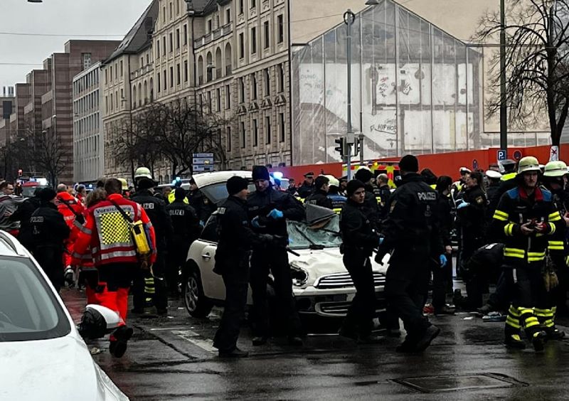 15 человек пострадали от наезда автомобиля в Мюнхене: очевидцы говорят о выстрелах