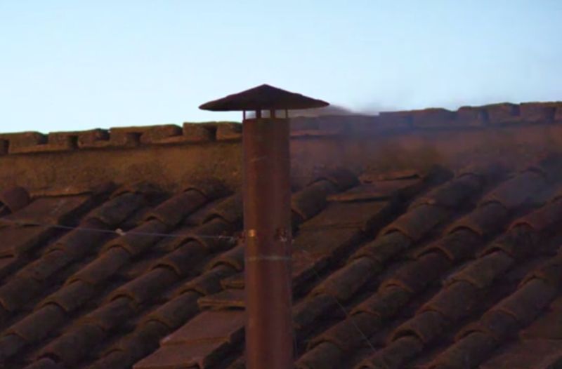 Черный дым: кардиналы не смогли с первого раза выбрать нового Папу Римского